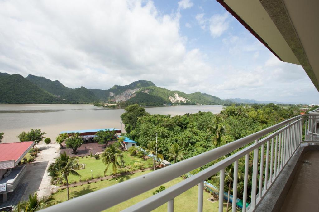 Hotel Kan Kanchanaburi Zimmer foto